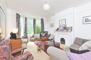 Albert Bridge Road, Battersea - SW11- click for photo gallery